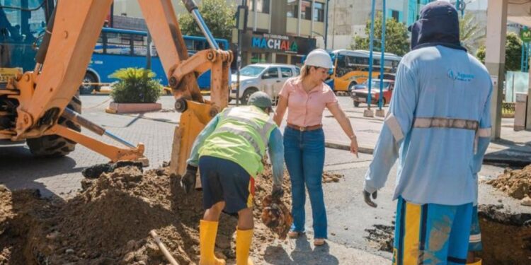 Aguas realiza la reparación de tubería en las calles Tarquí y Bolívar