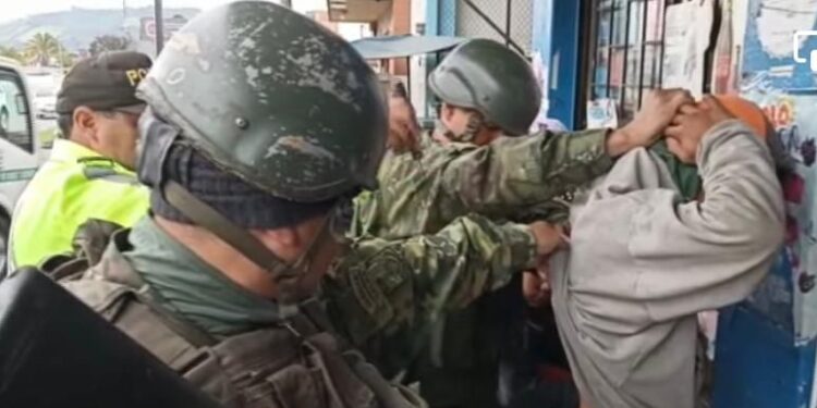 Varios detenidos, armas blanca y sustancias ilícitas decomisadas en operativo desarrollado en Tulcán