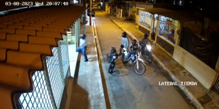 Cuatro sujetos en dos motos asaltaron en el barrio Primero de Enero
