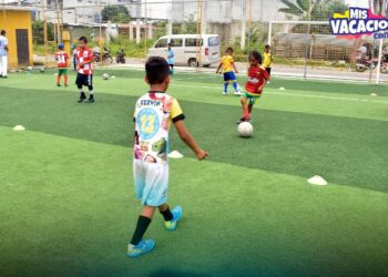 Niños practican fútbol en los cursos vacacionales con Kike
