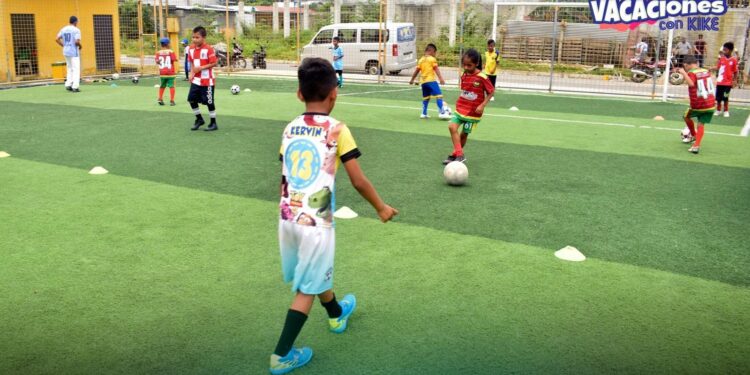 Niños practican fútbol en los cursos vacacionales con Kike