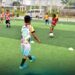 Niños practican fútbol en los cursos vacacionales con Kike