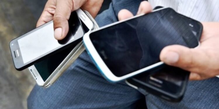 Fueron en busca de trabajo y terminaron sin celular