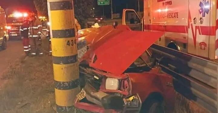 Aparatoso accidente deja dos heridos de gravedad