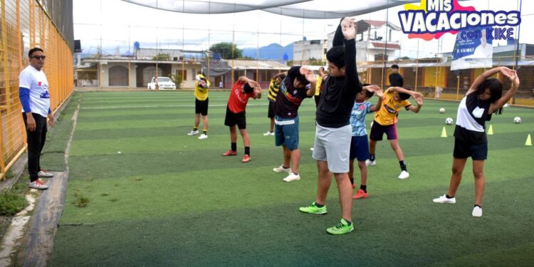 Niños se benefician de los cursos vacacionales con Kike