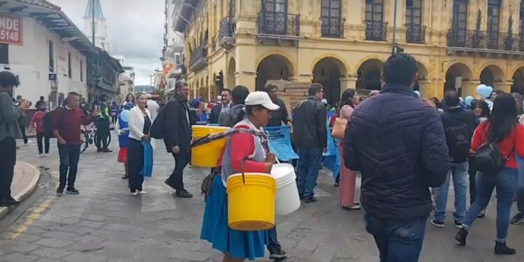 Desfile en Cuenca por el día del reciclador