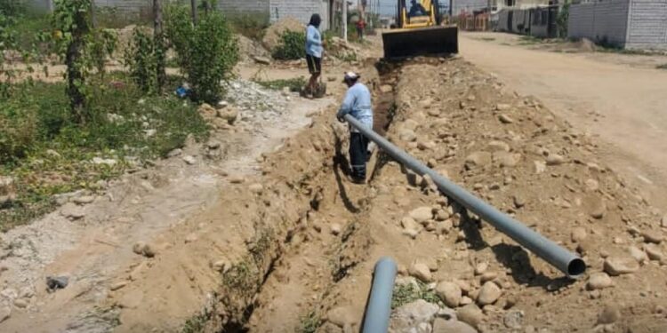 Instalan red principal de agua potable en el Barrio El Arenal