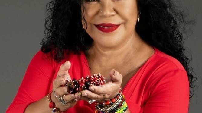 Eva Ayllón llega hoy a Machala