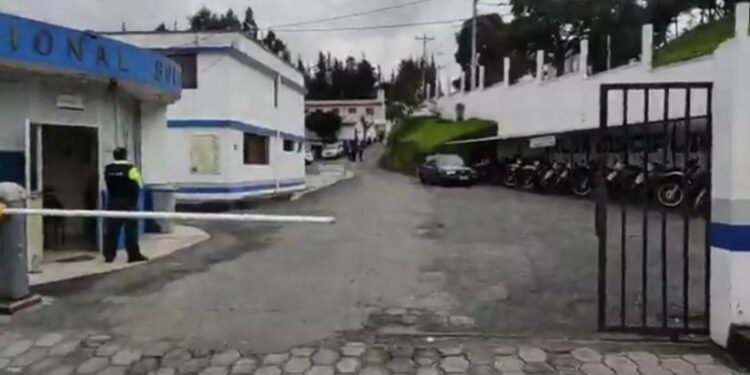 Policía es encontrado con un tiro en la cabeza dentro del edificio del Comando en Guaranda