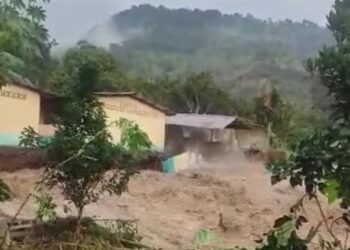 Parte de la Escuela fue arrasada por el río en Pasagua