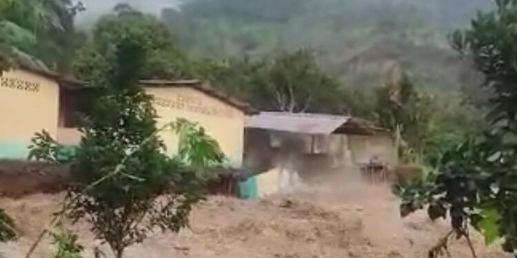 Parte de la Escuela fue arrasada por el río en Pasagua