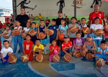 Niños y adolescentes disfrutan los cursos vacacionales de basket