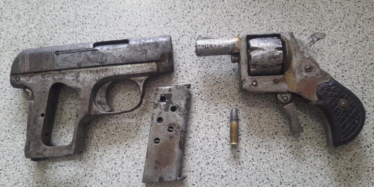 Tras una pelea mujer entregó dos armas de fuego de su ex-conviviente