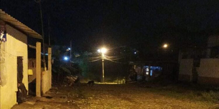 Atentaron contra un joven afuera de su domicilio