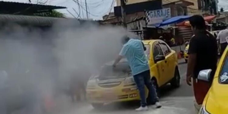 Un carro por poco se incendió