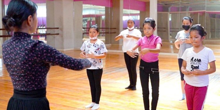 Menores se capacitan en los cursos vacacionales municipales