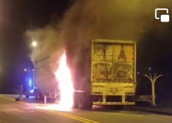 Trailer cargado de cerveza se incendió en Sucúa