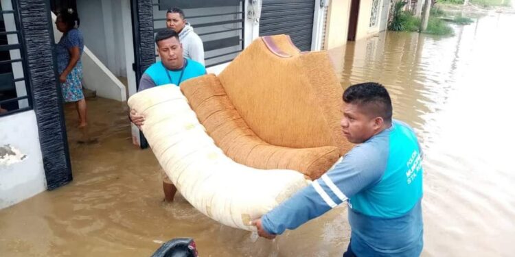 180 familias damnificadas por inundación y desbordamiento del río