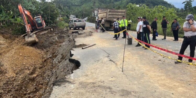 Por un socavón vía Cuenca – Machala fue cerrada
