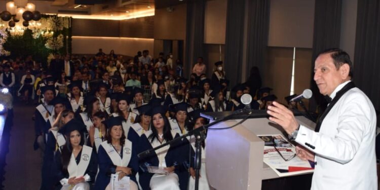 Academia René gradúa nueva promoción de maestros artesanos