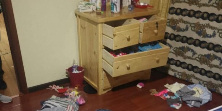 Delincuentes le vaciaron la casa mientras salió a comer