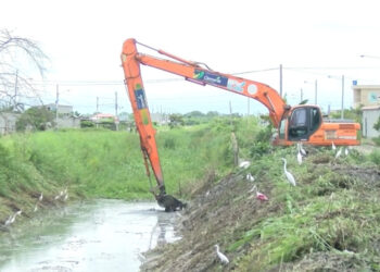 Prefectura de El Oro realiza la limpieza y desazolve de 4km del canal ubicado en el km 12 de la vía a Balosa