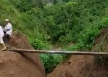 Pobladores de las parroquias Uzcurrumi, Abañin y Guanazan «remendaron» el puente peatonal
