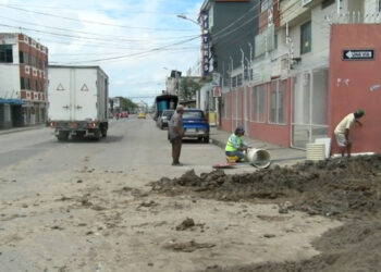 Empresa de Aguas Machala realiza la instalación de 42 metros de tubería de 220 mm tipo PVC