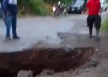 Varios hundimientos o socavones se han producido en varios tramos de la carretera vía a Chilla
