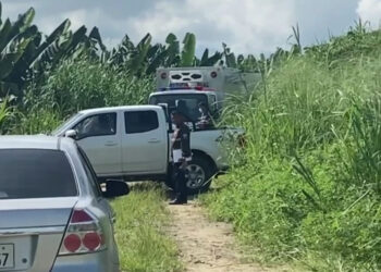 Cadáver de un hombre quien presentaba cortes en diferentes partes del cuerpo y heridas de bala