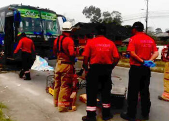 Una fallecida al impactarse un bus con una moto