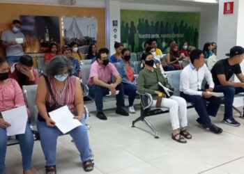 Usuarios del Registro Civil Agencia Machala, reclaman por la suspensión de la emisión de cédulas y pasaportes