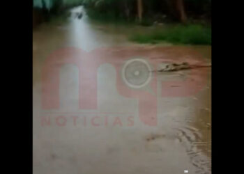 Ciudadanos angustiados reportan que se desbordó el río La Bocana en el sector Casa Blanca