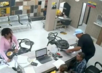 Tres delincuentes entre ellos una mujer asaltan en una oficina de Guayaquil a plena luz del día
