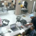 Tres delincuentes entre ellos una mujer asaltan en una oficina de Guayaquil a plena luz del día