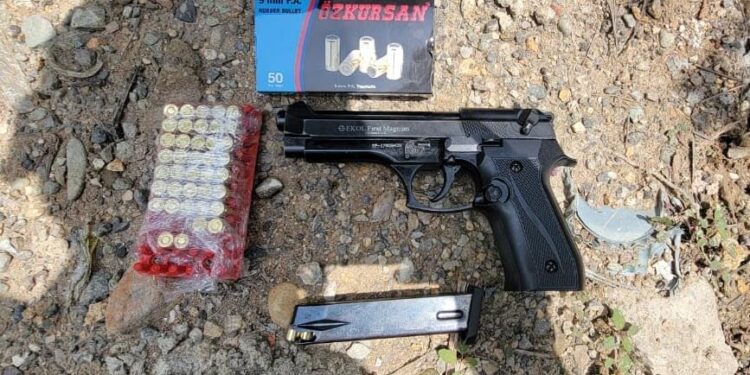Arma de fuego fue abandonada en terreno baldío