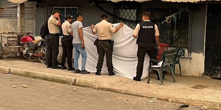 Una mujer fue asesinada en la puerta de su casa