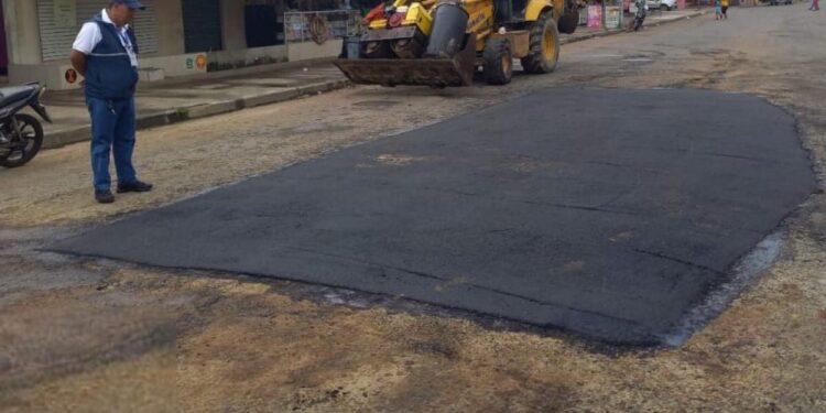 Aguas Machala colocó asfalto en la calle Marcel Laniado y Palmeras