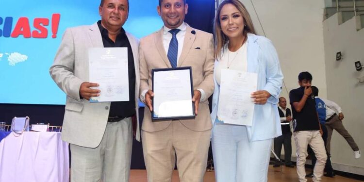 Larry Vite Cevallos recibe credencial como alcalde reelecto de Santa Rosa