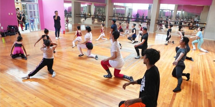 Niños y jóvenes participan en el Masterclass de danza