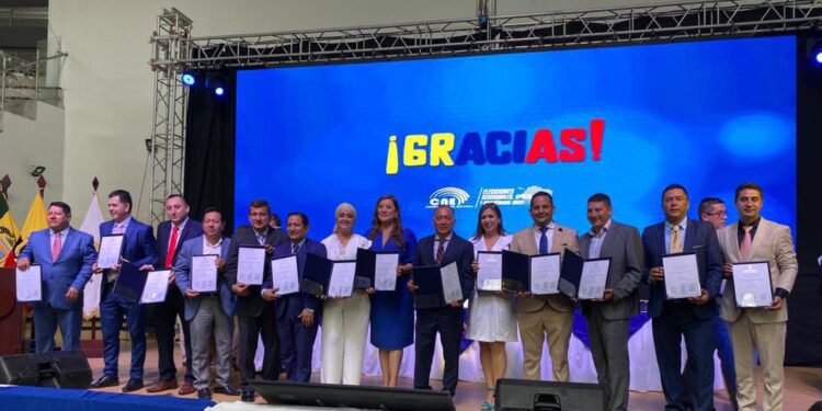 CNE entrego credenciales oficiales a nuevas autoridades politicas de El Oro