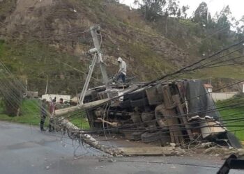 Vehículo de carga pesada se volcó y se llevó varios postes de energía eléctrica