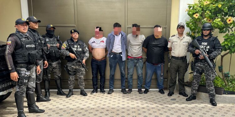 Sospechosos del robo en una casa y apuntar con armas a policías recibieron prisión preventiva
