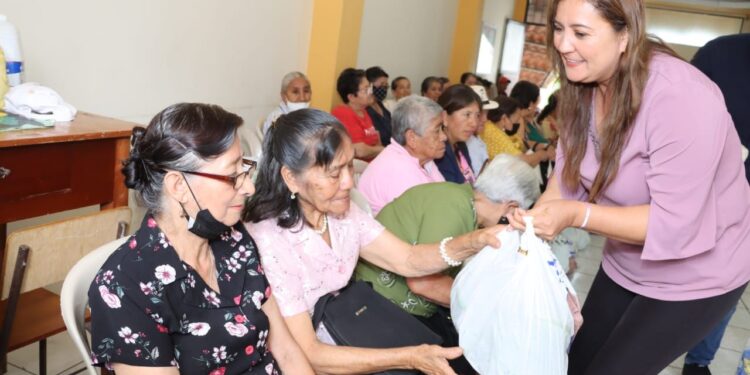 Prefectura impulsa Talleres de Pintura con adultos mayores en Piñas