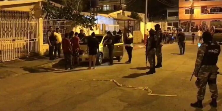 Hallan la cabeza de un taxista informal en su vehículo