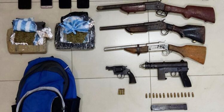 Allanaron un inmueble y encontraron armas de fuego y droga