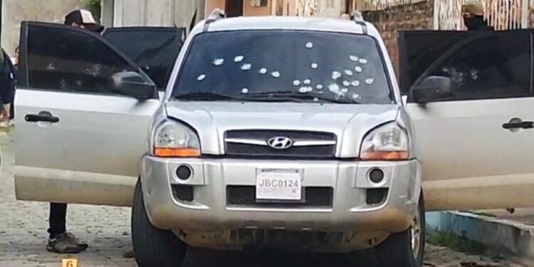 Dos hombres y una mujer asesinados mientras circulaban en un carro