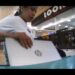 Cámara captó cuando una mujer hurtó una laptop en el Shopping