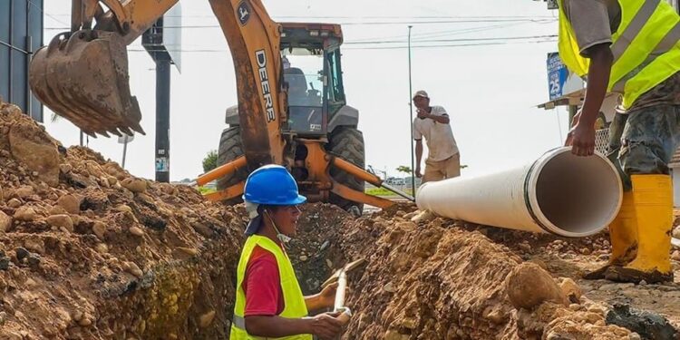 Colocan tuberías para alcantarillado sanitario en Puerto Bolívar