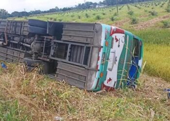 Bus de transporte público se volco en la vía San Juan – Pueblo Viejo